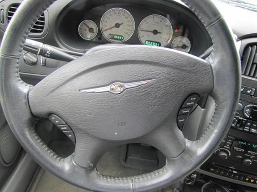 Chrysler Town and Country 2005 photo 1