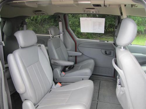 Chrysler Town and Country 2005 photo 2