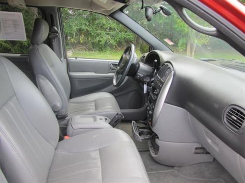 Chrysler Town and Country 2005 photo 5