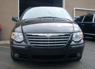 Chrysler Town and Country 2005 photo 1