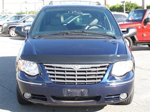 Chrysler Town and Country 2005 photo 1