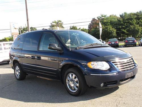 Chrysler Town and Country 2005 photo 2