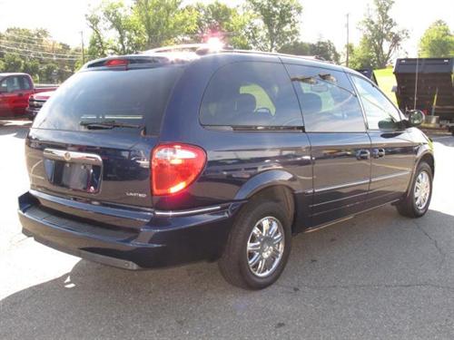 Chrysler Town and Country 2005 photo 3