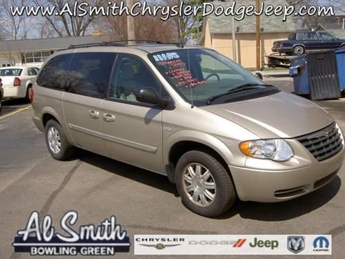 Chrysler Town and Country 2005 photo 1