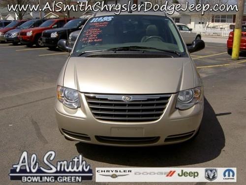 Chrysler Town and Country 2005 photo 2