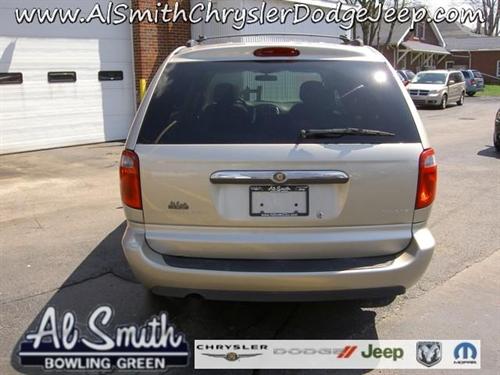 Chrysler Town and Country 2005 photo 3