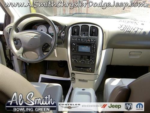 Chrysler Town and Country 2005 photo 4