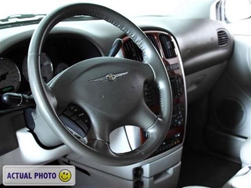 Chrysler Town and Country 2005 photo 1