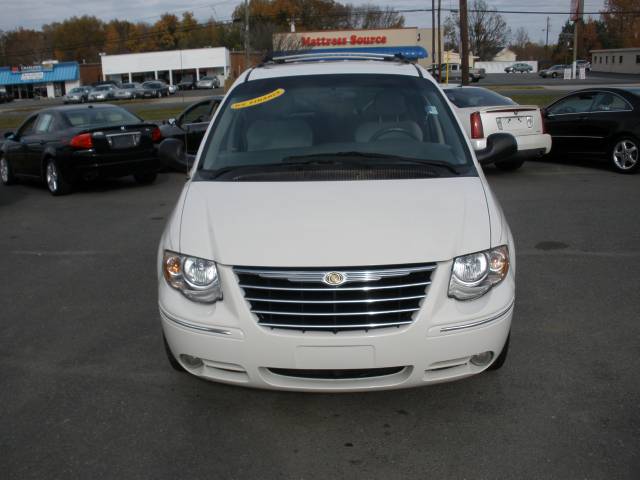Chrysler Town and Country 2005 photo 2