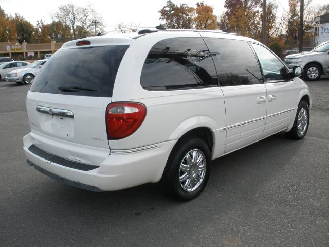 Chrysler Town and Country 2005 photo 3