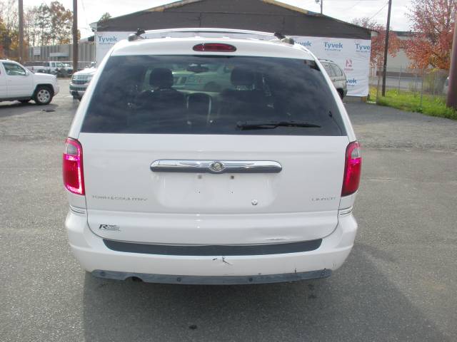 Chrysler Town and Country 2005 photo 4