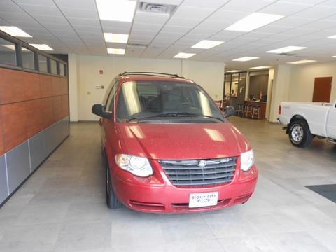 Chrysler Town and Country 2005 photo 1