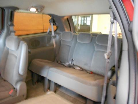 Chrysler Town and Country 2005 photo 2