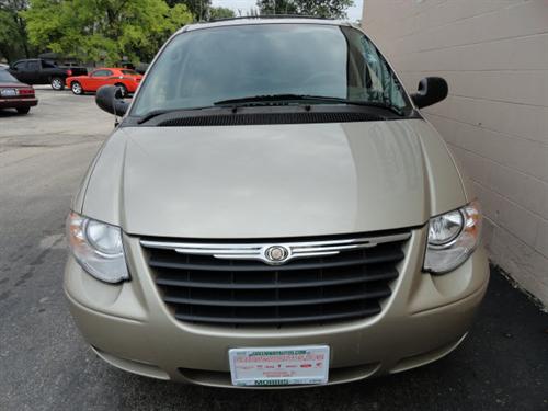 Chrysler Town and Country 2005 photo 1