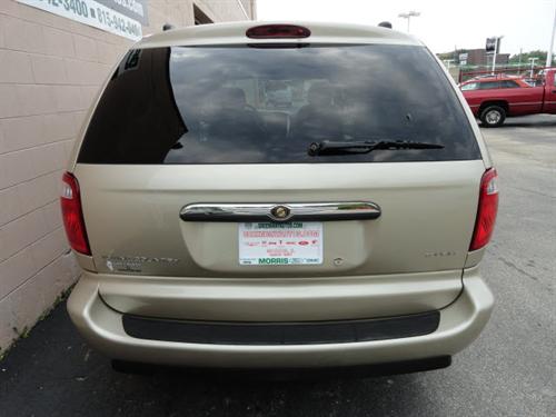 Chrysler Town and Country 2005 photo 2