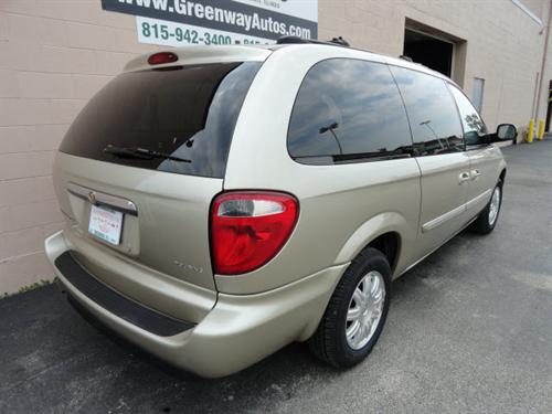 Chrysler Town and Country 2005 photo 3