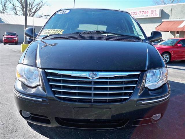 Chrysler Town and Country 2005 photo 1