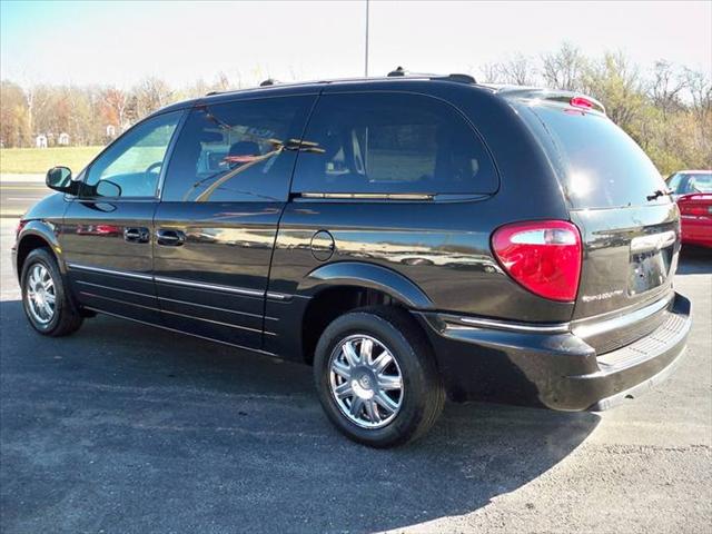Chrysler Town and Country 2005 photo 5
