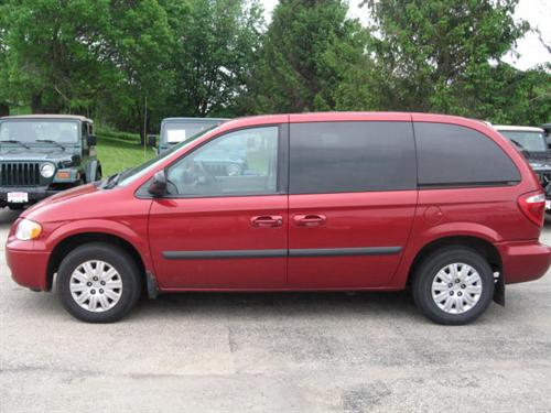 Chrysler Town and Country 2005 photo 2