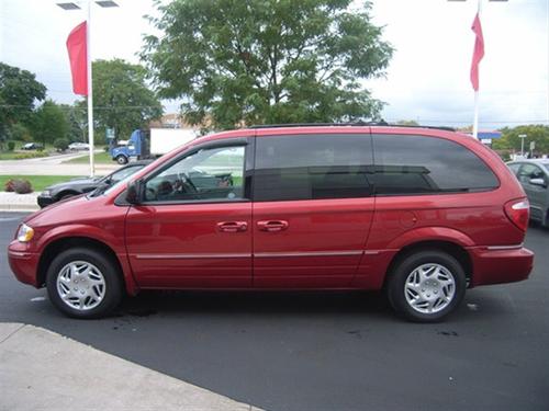 Chrysler Town and Country 2005 photo 2