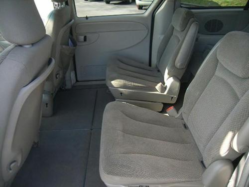 Chrysler Town and Country 2005 photo 2