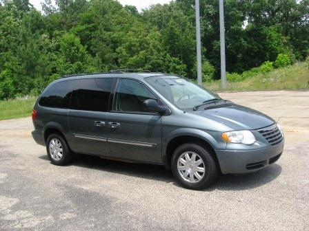 Chrysler Town and Country 2005 photo 1