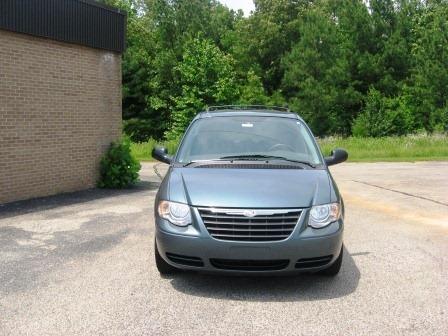 Chrysler Town and Country 2005 photo 2
