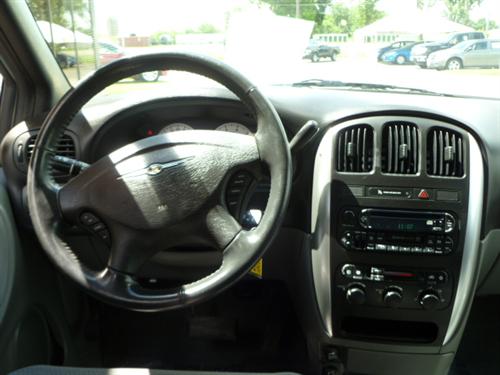 Chrysler Town and Country 2005 photo 1