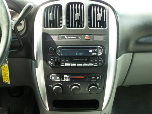 Chrysler Town and Country 2005 photo 2