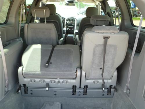 Chrysler Town and Country 2005 photo 4