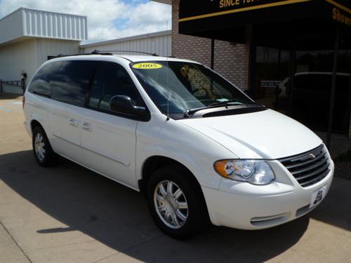 Chrysler Town and Country 2005 photo 5
