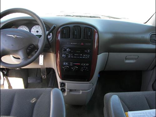 Chrysler Town and Country 2005 photo 2