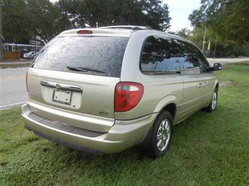 Chrysler Town and Country 2005 photo 2