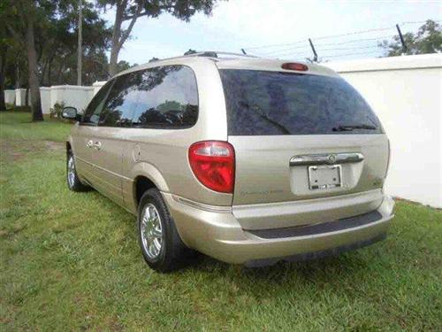 Chrysler Town and Country 2005 photo 3