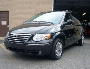 Chrysler Town and Country 2005 photo 2
