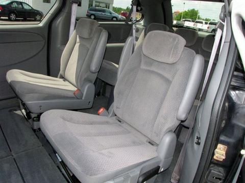 Chrysler Town and Country 2005 photo 1