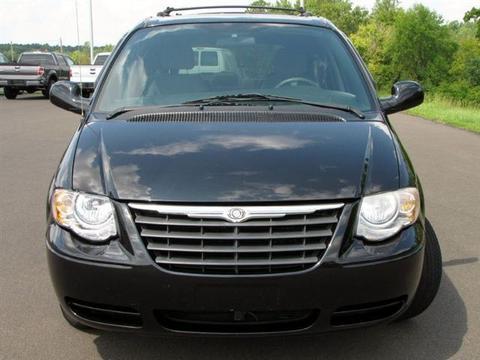 Chrysler Town and Country 2005 photo 2