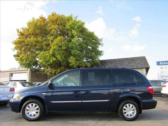 Chrysler Town and Country 2005 photo 1