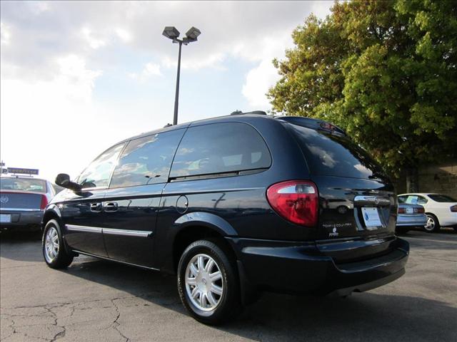 Chrysler Town and Country 2005 photo 2