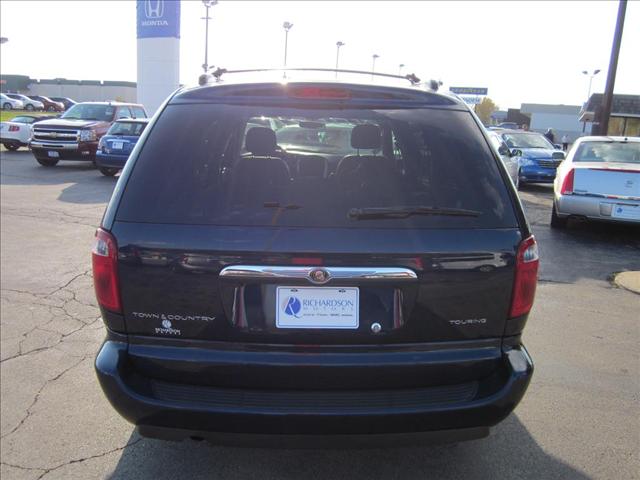 Chrysler Town and Country 2005 photo 3