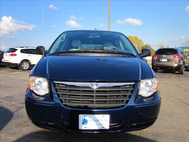 Chrysler Town and Country 2005 photo 4