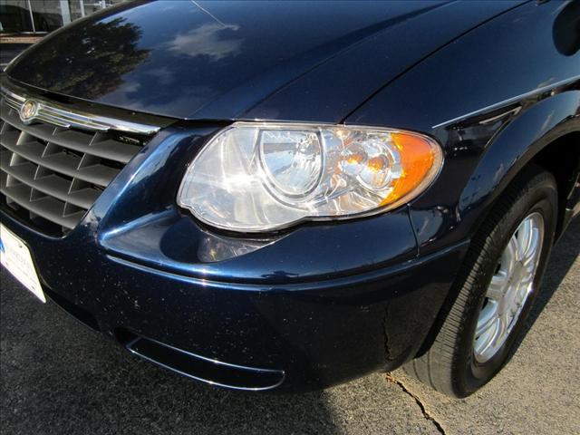 Chrysler Town and Country 2005 photo 5