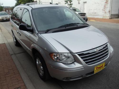 Chrysler Town and Country 2005 photo 1