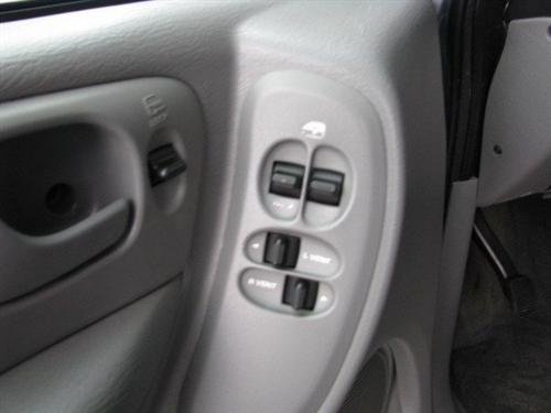 Chrysler Town and Country 2005 photo 1