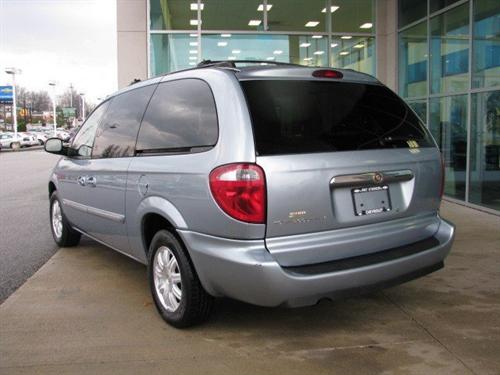 Chrysler Town and Country 2005 photo 2