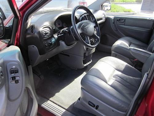 Chrysler Town and Country 2005 photo 2