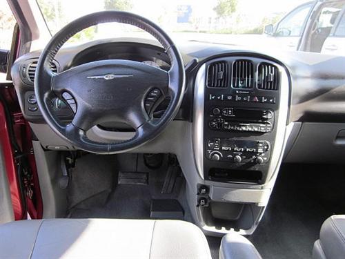 Chrysler Town and Country 2005 photo 3