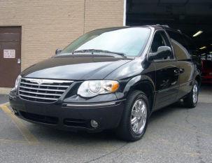 Chrysler Town and Country 2005 photo 2