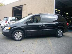 Chrysler Town and Country 2005 photo 3