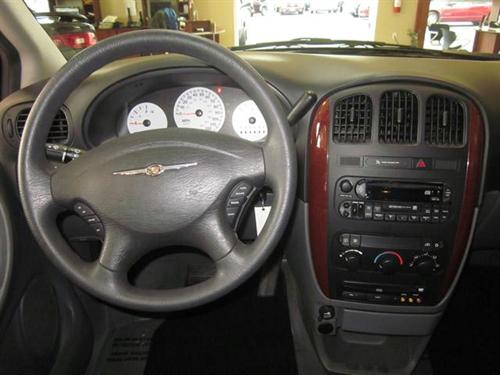 Chrysler Town and Country 2005 photo 1